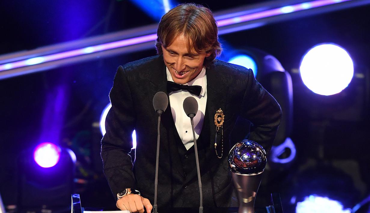 Pemain Real Madrid asal Kroasia, Luka Modric, menerima trofi Pemain Terbaik FIFA 2018 di London, Senin (24/9/2018). Dirinya mampu mematahkan dominasi Cristiano Ronaldo dan Lionel Messi. (AFP/Ben Stansall)