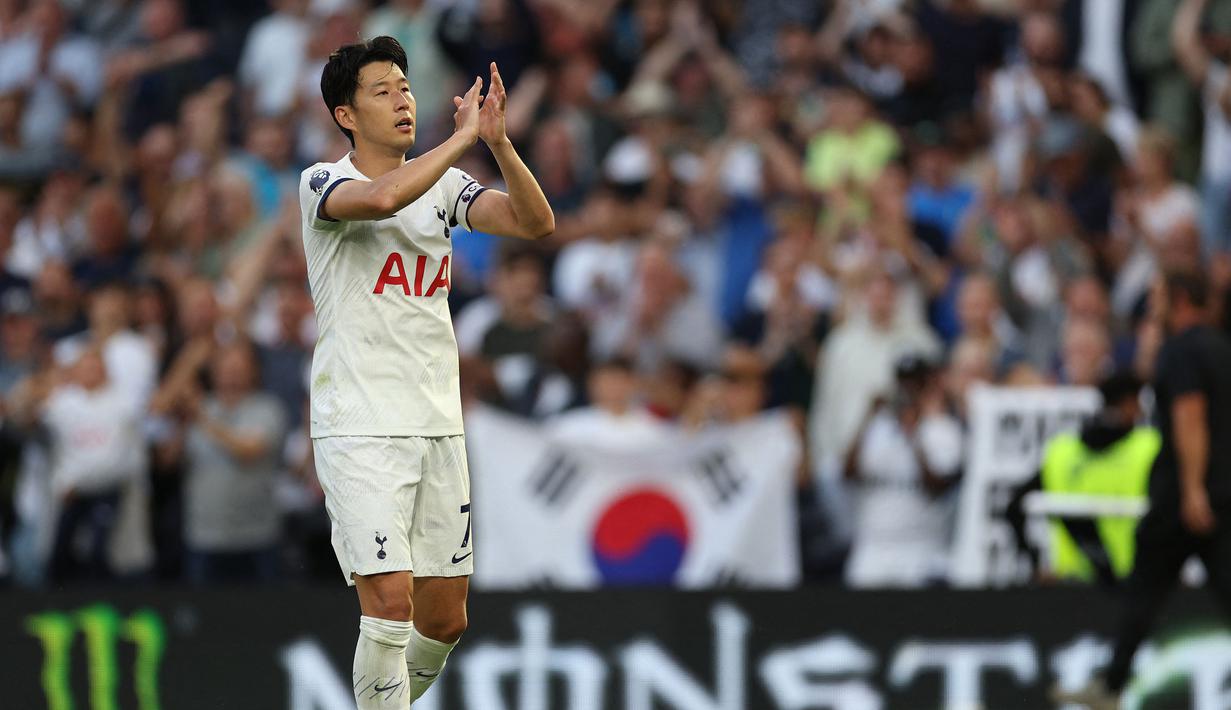Son Heung-min terpilih sebagai kapten Tottenham Hotspur untuk Liga Inggris musim 2023/2024. Ia menggantikan peran Harry Kane yang hengkang ke Bayern Munchen dan Hugo Lloris yang mulai terpinggirnkan. Penunjukan Son sebagai pemimpin di skuad asuhan Ange Postecoglou bukan tanpa alasan. Ia telah berpengalaman memimpin Timnas Korea Selatan setelah Piala Dunia 2018 menggantikan peran Ki Sung-yueng. (AFP/Adrian Dennis)