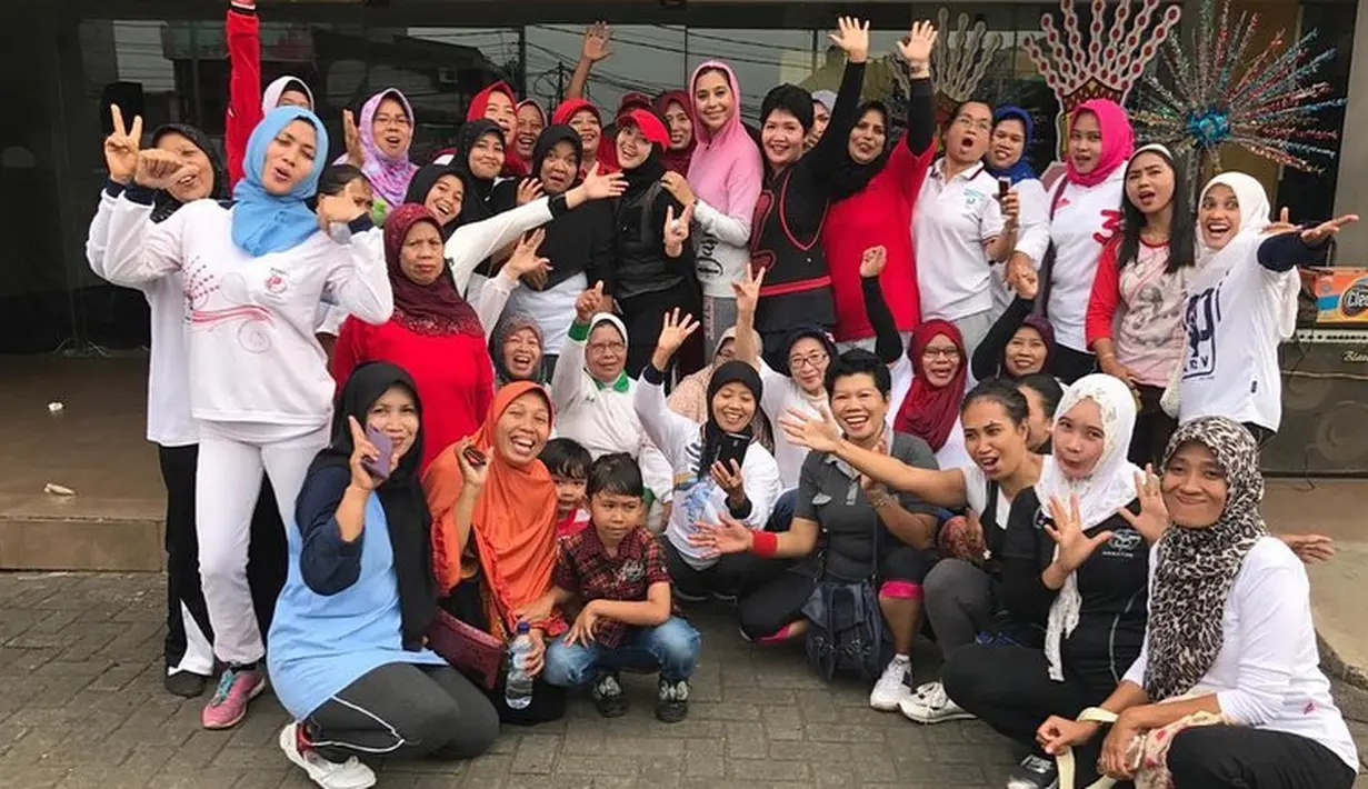 "Kita perlu diberi porsi peran yang seimbang guna dapat berlomba-lomba mencerdaskan bangsa. Juga keberpihakan kepada pemberdayaan perempuan dengan basis potensi lokal," tulis Ayu Azhari. (Instagram/ayukhadijahazhari)