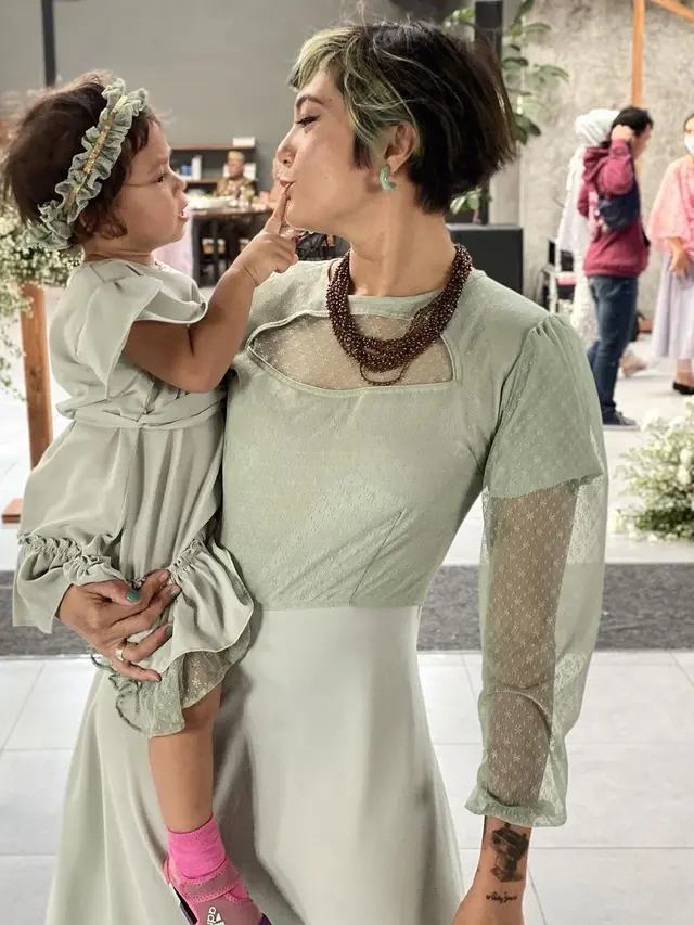 Potret keibuaan Poppy Sovia saat bareng anak