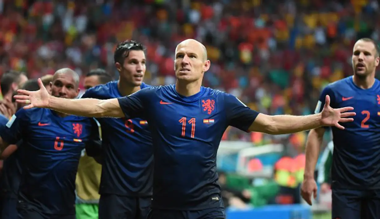 Pemain depan Belanda, Arjen Robben melakukan selebrasi usai menjebol gawang Spanyol yang dikawal Iker Casillas di laga perdana Grup B di Fonte Nova Arena, Salvador, Brasil, (14/6/2014). (AFP PHOTO/Damien Meyer)