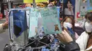 Dua wanita membeli masker wajah di sebuah toko di Seoul, Korea Selatan (28/1/2020). Penyebaran wabah virus corona berimbas pada peningkatan penjualan masker pelindung, sehingga bisnis ini berkembang pesat di Asia. (AP Photo/Ahn Young-joon)