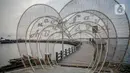 Pantai Ancol yang sepi usai ditutup antisipasi COVID-19 di Jakarta, Sabtu (14/3/2020). Selama masa penutupan, Taman Impian Jaya Ancol akan melakukan kegiatan overhaul seluruh wahana dan membersihkan fasilitas rekreasi dengan disinfektan dan pelengkap sanitasi lainnya. (Liputan6.com/Faizal Fanani)