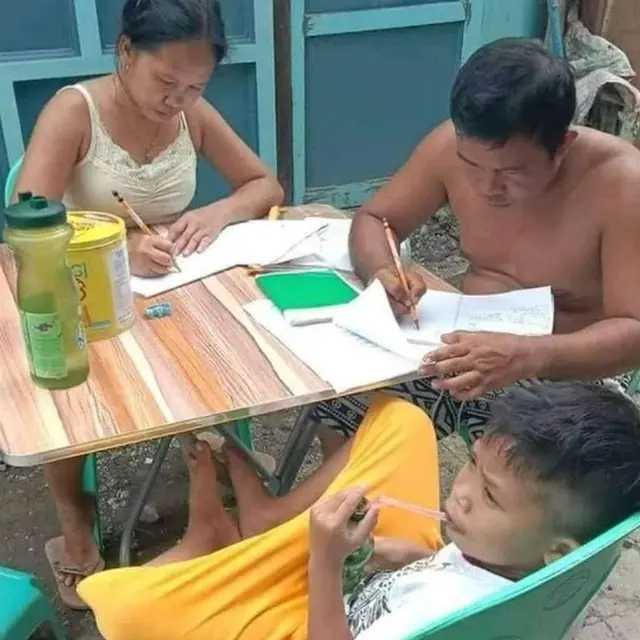potret kocak pelajar saat kerjakan tugas