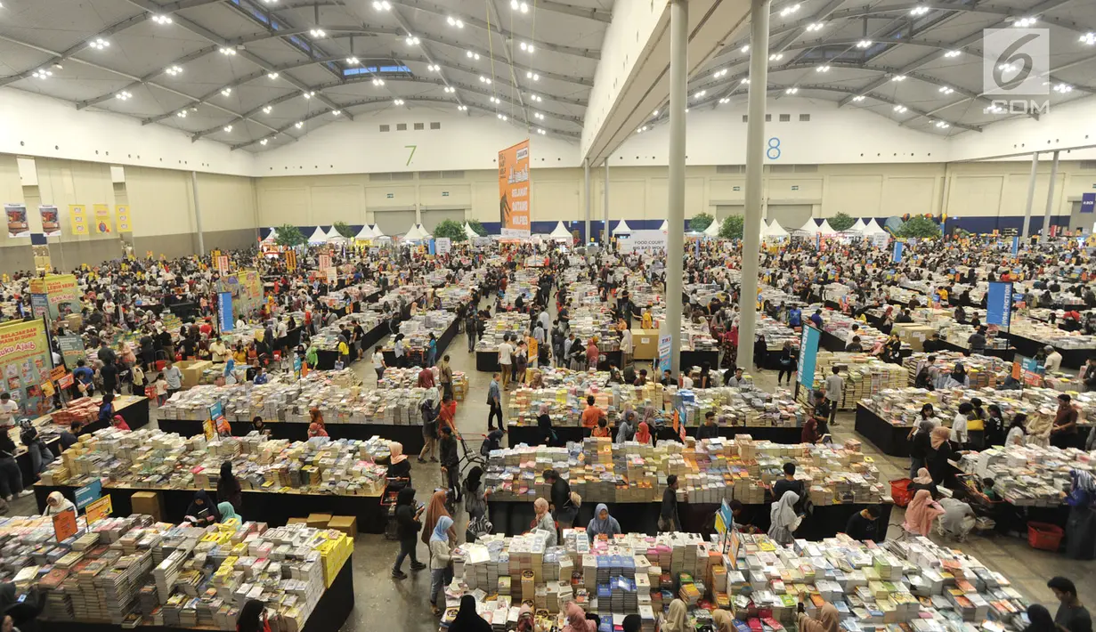 Pegunjung memadati bazar buku Big Bad Wolf 2019 di ICE BSD City, Tangerang, Minggu (3/3). Bazar buku terbesar yang dibuka mulai 1 - 11 Maret menghadirkan 5,5 juta buku terbaru. (merdeka.com/Arie Basuki)