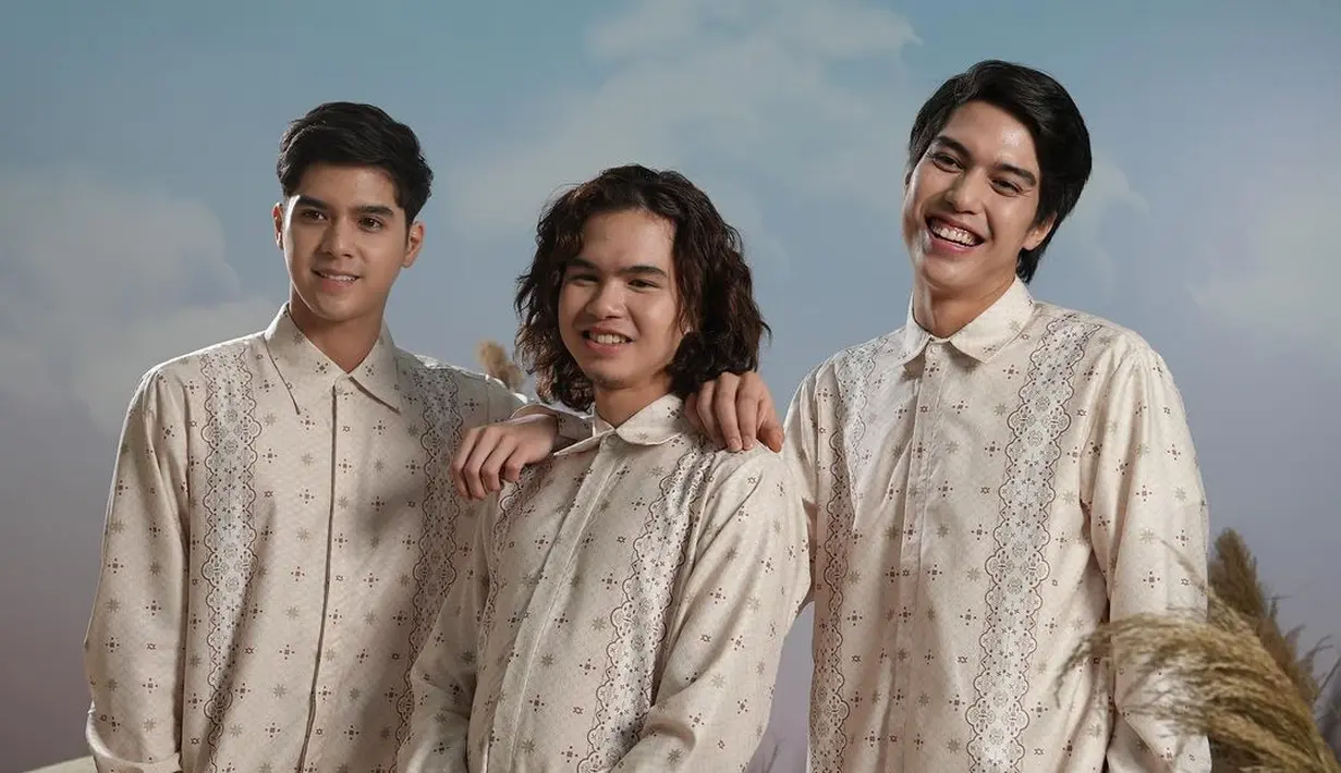 Masih dengan kemeja lengan panjang bermotif sama, ketiga tampil dengan warna busana berbeda. Al, El, dan Dul mengenakan busana berwarna putih gading. Foto: Instagram.