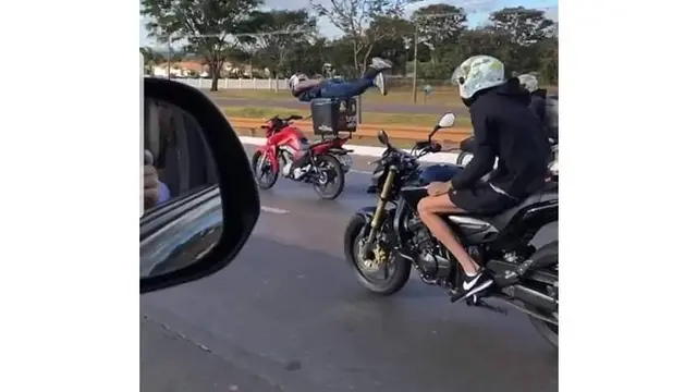 6 Aksi Absurd Bapak-bapak di Jalan Raya Ini Bikin Ngakak