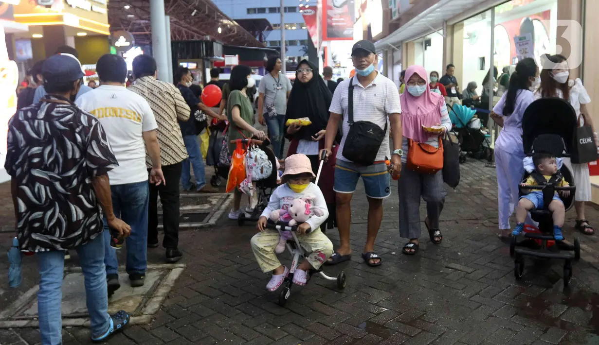 Pengunjung memadati area Jakarta Fair 2022 (JFK 2022) atau Pekan Raya Jakarta (PRJ) pada hari pertama pembukaan di JIEXpo Kemayoran, Jakarta Pusat, Kamis (9/6/2022). Jakarta Fair 2022 akan berlangsung pada 9 Juni hingga 17 Juli 2022. (Liputan6.com/Herman Zakharia)