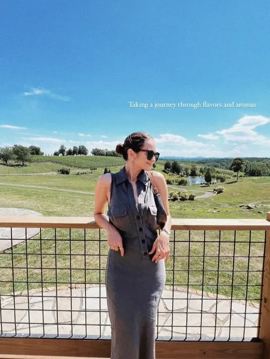 Terbaru, Enzy Storia tampak feminin dengan sleeveless long dress [@enzystoria]