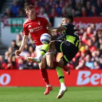 Savinho (kanan) mendapatkan terjangan dari Elliot Anderson dalam laga antara Nottingham Forest Vs Manchester City, Sabtu (8/3/2025) malam. (AFP/Darren Staples)