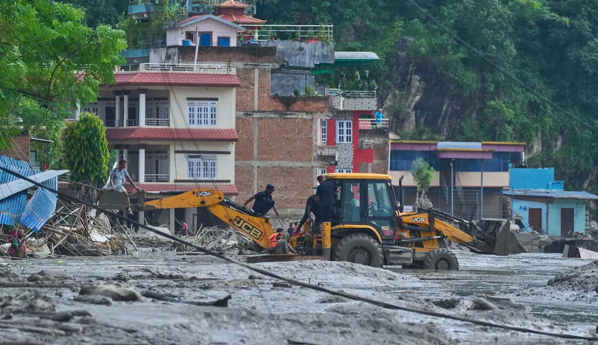 Tim penyelamat menggunakan alat berat untuk menjangkau rumah-rumah yang terendam air setelah banjir bandang di sepanjang Sungai Trishuli di distrik Nuwakot, Nepal, Rabu, 26 Agustus 2026. (Foto AP/Niranjan Shrestha)