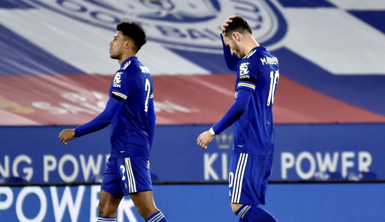 Pemain Leicester City, James Justin dan James Maddison tertunduk lesu usai ditaklukkan Fulham pada laga Liga Inggris di Stadion King Power, Senin (30/11/2020). Leicester takluk dengan skor 1-2. (AP Photo/Rui Vieira, Pool)