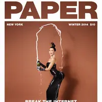 Pose panas Kim Kardashian untuk majalah Paper (via dailymail.co.uk)