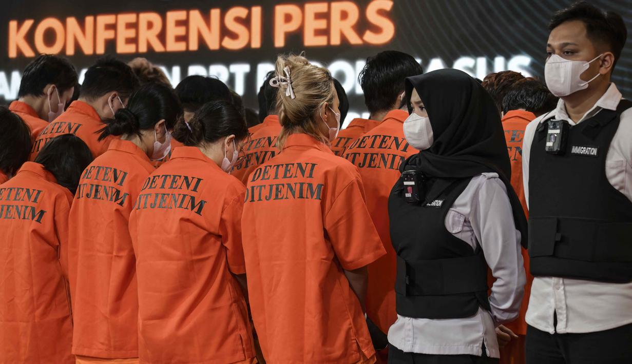 Sebelumnya, WZ telah ditetapkan oleh kepolisian China sebagai pelaku kejahatan keuangan dan dimasukkan ke dalam daftar pencarian orang. Tampak dalam foto, petugas Imigrasi Indonesia mengawasi tahanan di Kantor Imigrasi Jakarta pada Selasa 18 November 2025. (BAY ISMOYO/AFP)