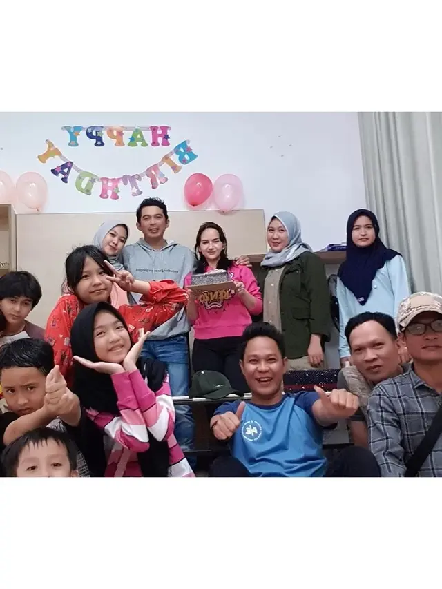 Diberi Kejutan Suami dan Anak Sambung, Ini 6 Momen Perayaan Ultah Angelica Simperler