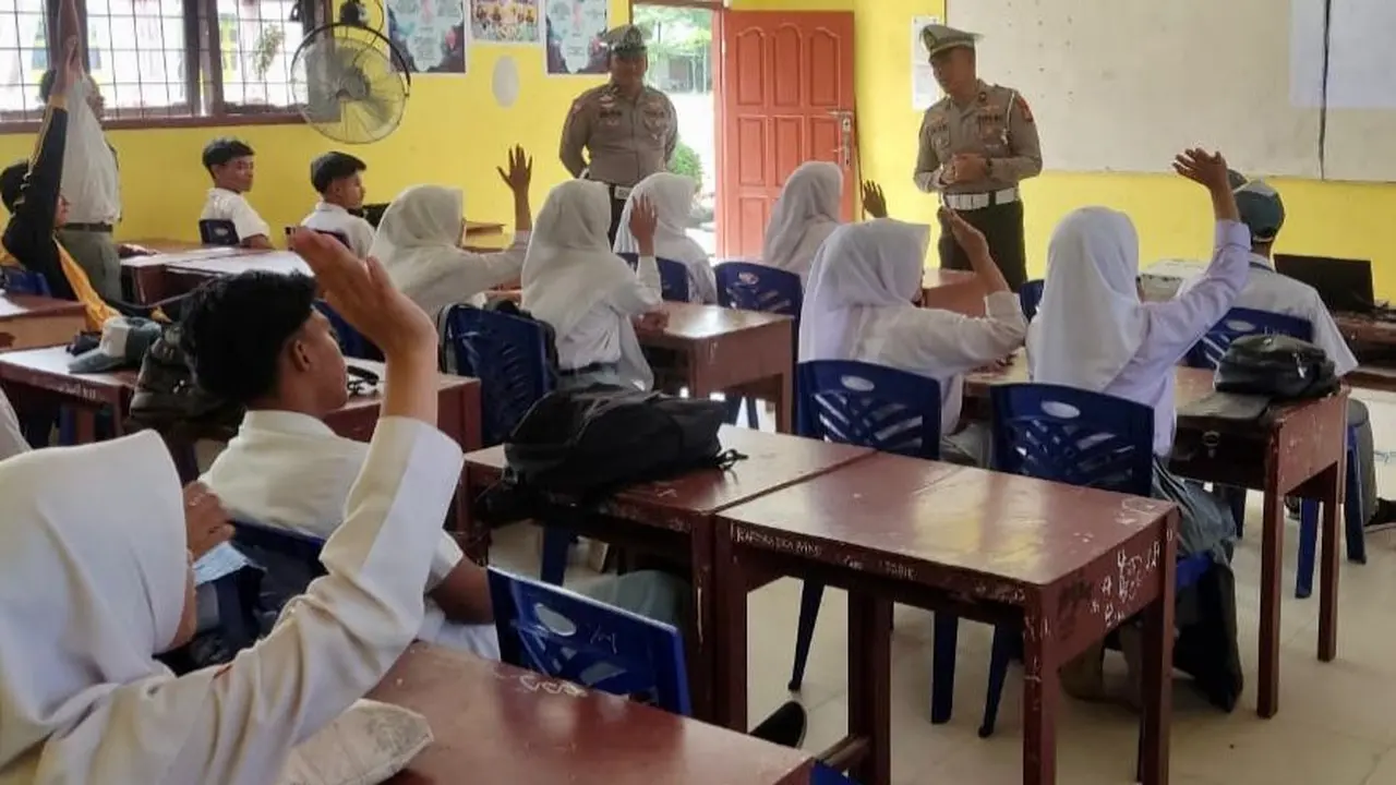 Sosialisasi Pilkada damai dan menjaga harmonisasi guru serta siswa oleh polisi di Rokan Hulu.