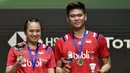 Pasangan Indonesia, Praveen Jordan/Melati Daeva Oktavianti melakukan selebrasi usai meraih juara All England 2020 dengan mengalahkan wakil Thailand Dechapol Puavaranukroh/Sapsiree Taerattanachai di Birmingham Arena, Minggu (15/3/2020). (AP/Rui Vieira)