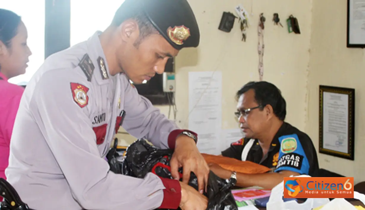 Citizen6, Cilacap: Untuk memerangi peredaran narkoba di Nusakambangan makan Polres Cilacap melakukan pemeriksaan di pintu-pintu masuk Lapas. Termasuk memeriksa pembesuk maupun petugas lapas Nusakambangan. (Pengirim: Humas Cilacap)