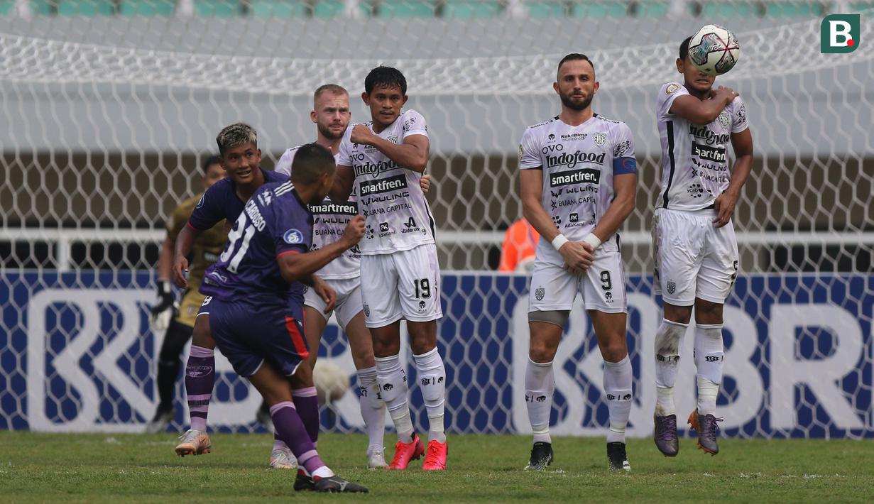 Sejumlah pemain Bali United berusaha menahan bola tendangan bebas gelandang Persita, Harrison Cardoso (kiri) dalam laga pekan ke-4 BRI Liga 1 2021/2022 di Stadion Pakansari, Bogor, Jumat (24/09/2021). Bali United menang 2-1. (Bola.com/Bagaskara Lazuardi)