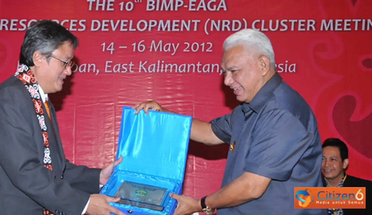 Citizen6, Balikpapan: Gubernur Kaltim Awang Farouk memberikan cinderamata ke Sekjen KKP Gellwynn Jusuf . (Pengirim: Efrimal Bahri)
