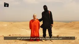 Dalam video tersebut terlihat pria berusia 40 tahun itu sedang berlutut di samping seorang pria berpakaian hitam yang memegang belati di tangan kiri. (REUTERS/Social Media Website via REUTERS TV)