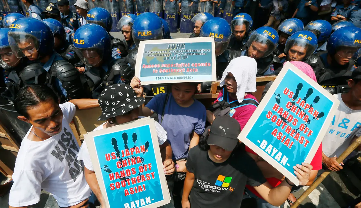 Sejumlah orang menggelar aksi protes di depan Kedutaan Besar AS di Manila, Jumat (28/4). Demonstran mengecam imperealisme yang dilakukan oleh Amerika Serikat, Jepang dan China atas Asia Tenggara. (AP Photo / Bullit Marquez)