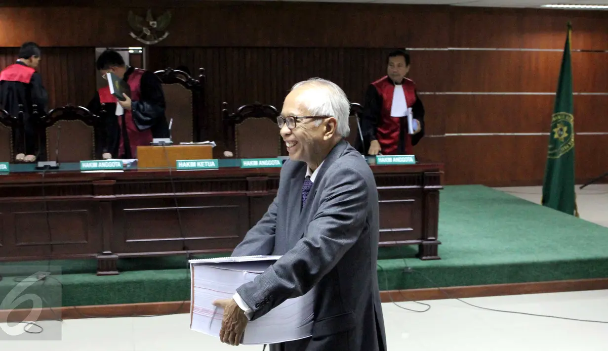 Terdakwa kasus suap hakim PTUN Medan, OC Kaligis mengikuti sidang pembacaan dakwaan di Pengadilan Tipikor, Jakarta, Kamis (27/8/2015). Hakim mengizinkan Kaligis memeriksa kesehatannya dan menunda sidang hingga 31 Agustus 2015. (Liputan6.com/Helmi Afandi)