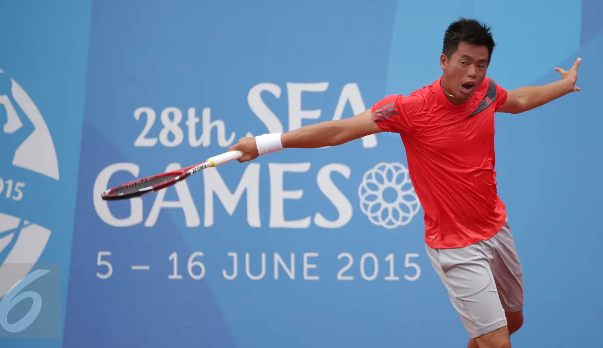 Petenis Indonesia, David Susanto saat tampil melawan petenis Thailand, Sornbutnark di final tunggal putra SEA Games ke-28 di Kallang Tenis Centre, Singapura, MInggu (14/6/2015). David kalah 6-4, 3-6, 3-6. (Liputan6.com/Helmi Fithriansyah)