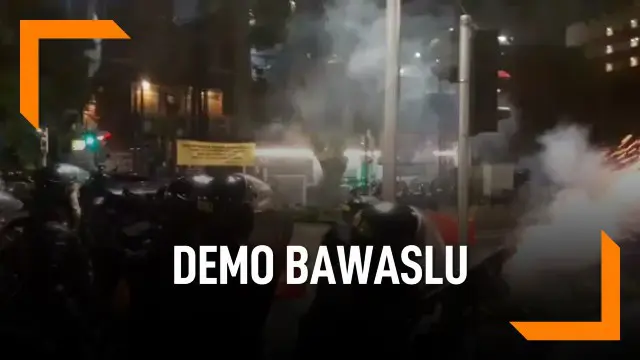 Polisi membubarkan demonstrasi susulan di depan gedung Bawaslu dengan tembakan gas air mata.