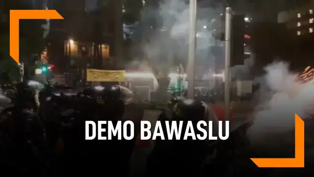VIDEO: Bubarkan Pendemo, Polisi Tembakkan Gas Air Mata