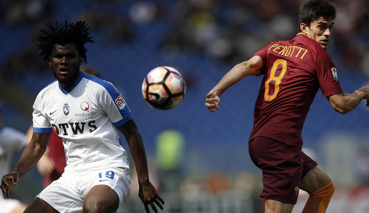 Gelandang Atalanta, Franck Kessie, berebut bola dengan pemain AS Roma, Diego Perotti pada laga lanjutan Serie A di Stadion Olimpico, Roma, (15/04/2017). (EPA/Riccardo Antimiani)