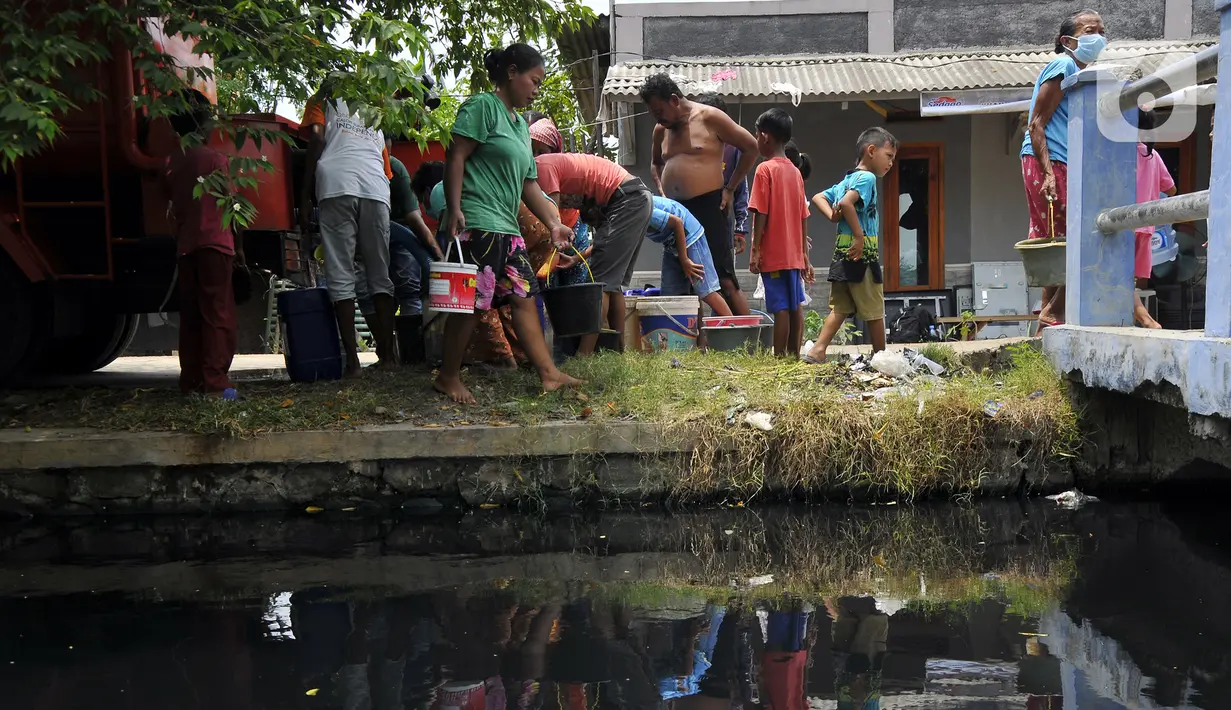 Sejumlah warga mengambil air bersih di kawasan Karangbahagia, Kabupaten Bekasi, Jawa Barat, Selasa (7/9/2021). Pemerintah Kabupaten Bekasi mendistribusikan air bersih kepada warga yang tinggal di pinggiran Kali Cilemahabang. (Liputan6.com/Herman Zakharia)
