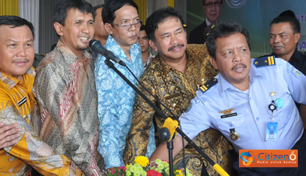 Citizen6, Sumatera Utara: Bersama para pejabat daerah Kabupaten Tapanuli Tengah, Sumatera Utara, Dirjen Perikanan Tangkap, Heryanto Marwoto menekan tombol pemancang Pengembangan PPN Sibolga. (Pengirim: Efrimal Bahri).