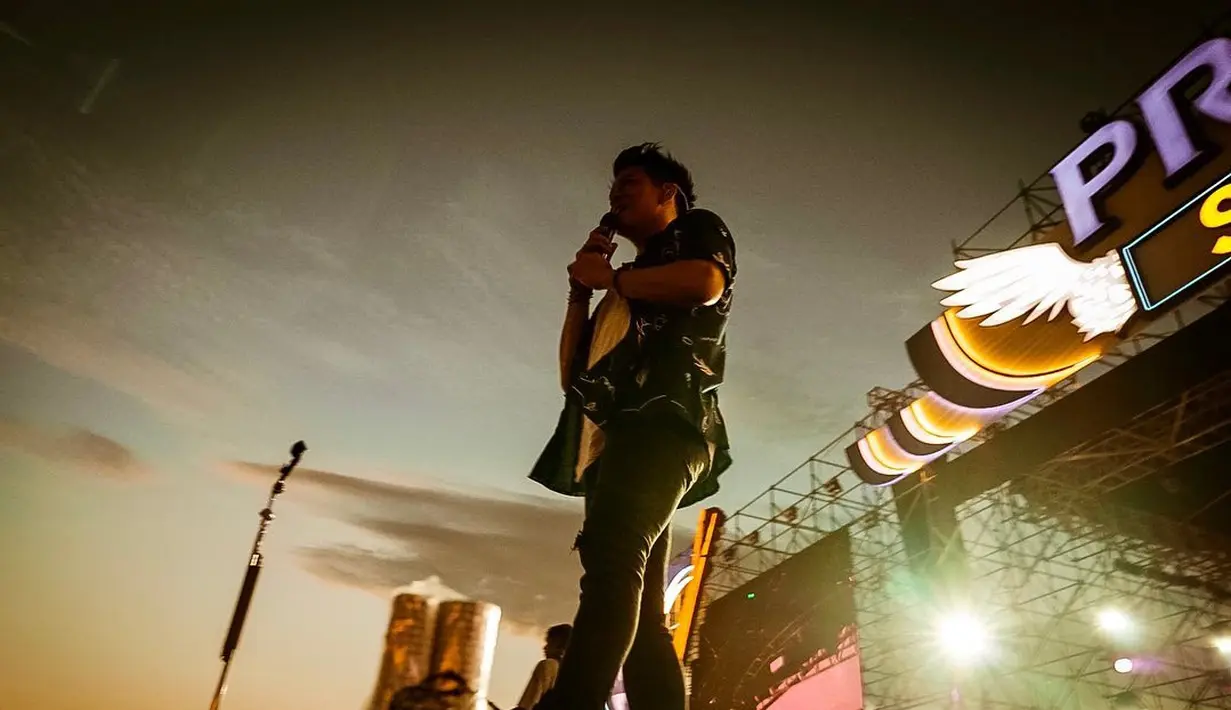 Ariel NOAH tampil di Festival musik Prost Fest 2022 di Pantai Mertasari, Sanur, Bali pada Sabtu (13/8/2022). (Foto: Instagram/arielnoah)