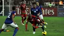 Pemain Indonesia, Oktovianus Maniani duel dengan Pemain Malaysia, Mohd Shakir dalam Laga Piala AFF Suzuki 2012 antara Malaysia vs Indonesia di Stadion Bukit Jalil, Kuala Lumpur, Malaysia. pertandingan berakhir dengan skor 2-0 untuk Malaysia.