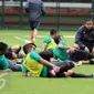 Pelatih Timnas Indonesia, Luis Milla Aspas (kanan) berbincang dengan Hansamu Yama Pranata usai memimpin latihan seleksi Timnas Indonesia U-22 di Lapangan SPH Karawaci, Tangerang, Selasa (21/2). (Liputan6.com/Helmi Fithriansyah)