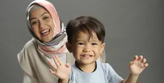 Setelah resmi menjadi seorang ibu, Revalina S Temat mulai mengurangi kegiatannya menjalani syuting. Baik film maupun sinetron. Meski sang suami membebaskannya. Salah satu yang membuatnya berat adalah meninggalkan buah hatinya. (Bambang E. Ros/Bintang.com)