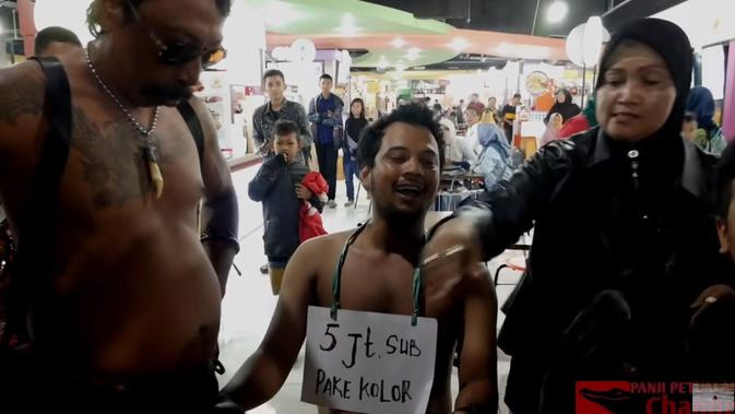 Panji bawa ular masuk mall (Sumber: YouTube/Panji Petualang)