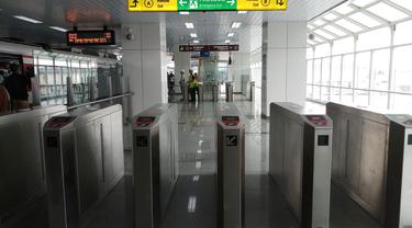 Mengintip LRT Jakarta yang siap beropersi pada Maret 2019, Senin (25/2/2019). (Bawono/Liputan6.com)