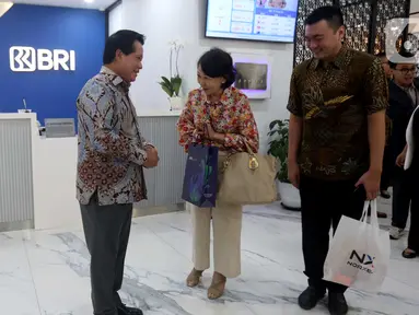 Direktur Utama Bank Rakyat Indonesia (BRI), Hery Gunardi (kiri) menyapa nasabah saat peringatan Hari Pelanggan Nasional 2025 di Branch Office BRI Kelapa Gading, Jakarta, Kamis (4/9/2025). (Liputan6.com/Helmi Fithriansyah)
