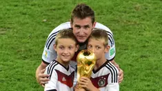 Sepanjang sejarah Piala Dunia, tercatat beberapa pemain berusia tua telah merasakan meraih trofi Piala Dunia. Dengan usia tak lagi muda mereka dapat membuktikan penampilan terbaiknya bersama timnas yang dibelanya. Berikut daftar 5 pemain tertua yang berhasil mengangkat trofi Piala Dunia sepanjang sejarah. (AFP/Nelson Almeida)