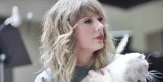 Taylor Swift dikabarkan akan kembali lagi ke layar lebar. Kali ini ia akan bersanding dengan Jennifer Hudson, James Corden dan Ian McKellen. (Uproxx)