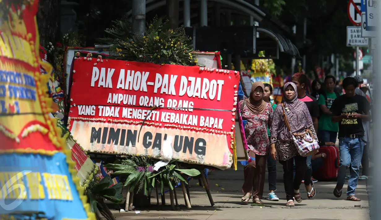 Karangan bunga ucapan kepada Ahok-Djarot berada di Taman Pandang Istana, Jakarta, Sabtu (29/4). Kiriman ribuan karangan bunga yang sebelumnya terpajang di Balai Kota Jakarta kini sudah mejalar ke depan Istana Merdeka. (Liputan6.com/Angga Yuniar)