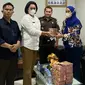 Kepala Kejari Rokan Hilir menerima pengembalian kerugian negara dari korupsi pembangunan pelabuhan Bagansiapiapi. (Liputan6.com/M Syukur)