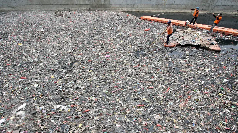 20151112-Hujan Mulai Turun, Begini Penampakan Lautan Sampah di Kali Sentiong-Jakarta