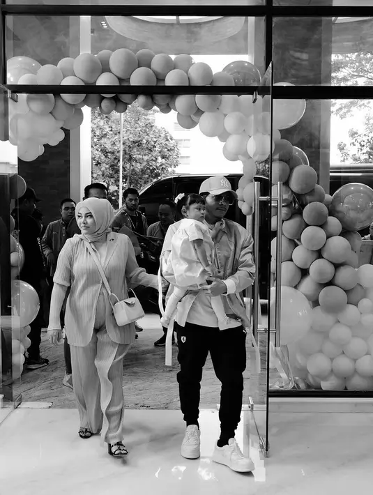 Ameena juga terlihat mengenakan legging putih panjang dengan pada padan alas kaki beraksen pita yang tak kalah menggemaskan. [Foto: Instagram/attahalilintar]