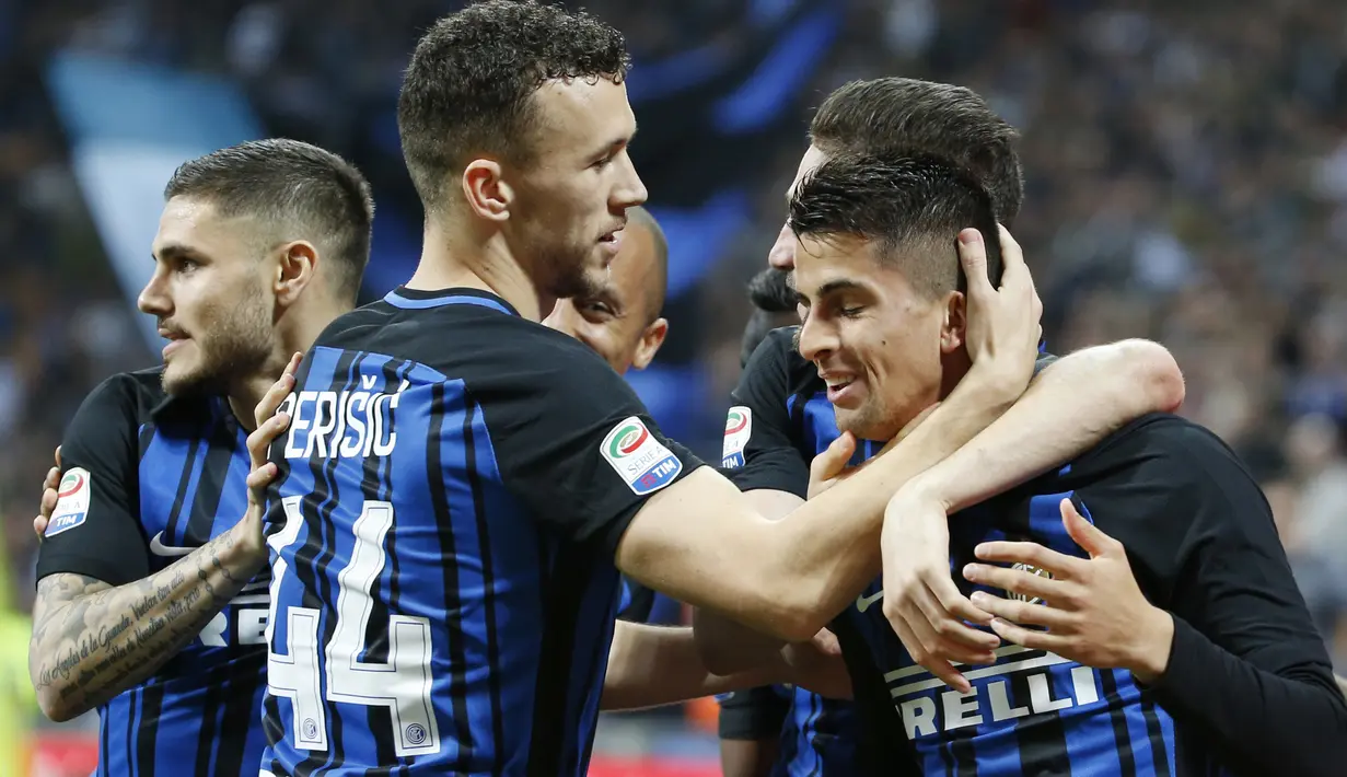 Para pemain Inter Milan merayakan gol Joao Cancelo saat melawan Cagliari pada lanjutan Serie A di San Siro stadium, Milan, (17/4/2018). Inter menang 4-0. (AP/Antonio Calanni)