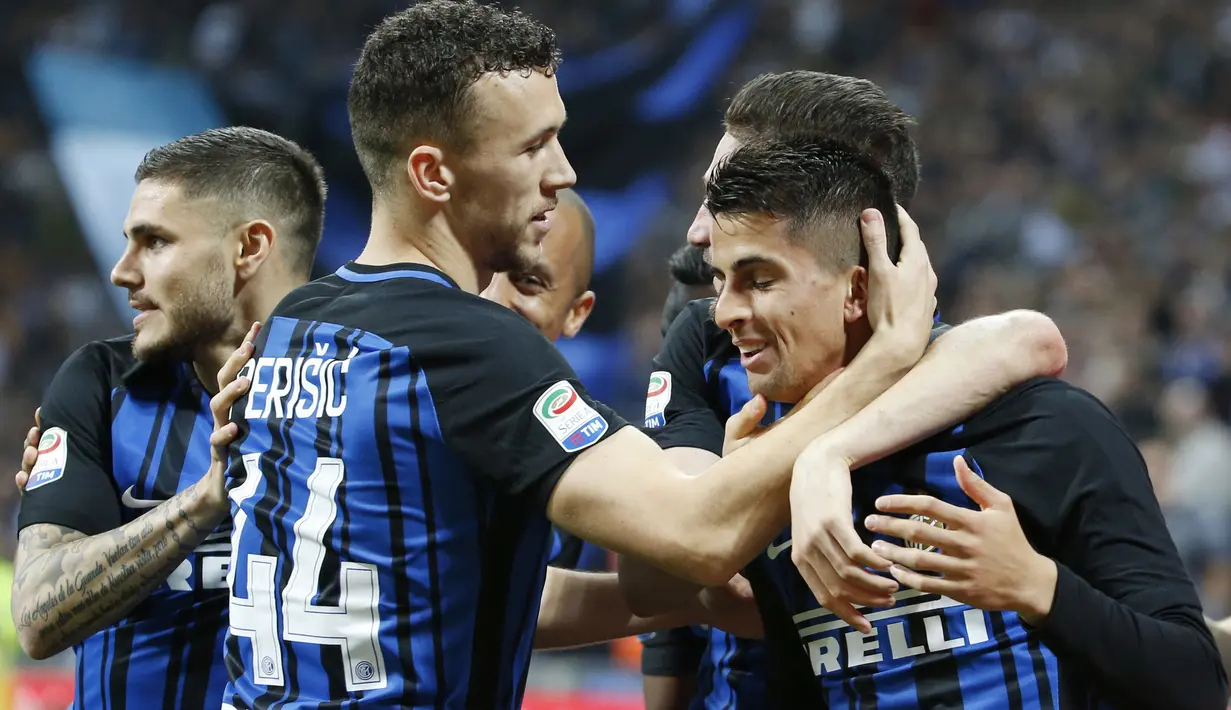 Para pemain Inter Milan merayakan gol Joao Cancelo saat melawan Cagliari pada lanjutan Serie A di San Siro stadium, Milan, (17/4/2018). Inter menang 4-0. (AP/Antonio Calanni)