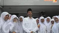 Jokowi berpose bersama para santriwati usai membuka acara Sarasehan Nasional Ulama Pesantren dan Cendekiawan di Pondok Pesantren Miftahul Ulum, Cilandak, Jakarta Selatan, Rabu (2/4/2014) (Liputan6.com/Herman Zakharia).