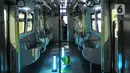 Lampu sinar ultraviolet (UV) untuk sterilisasi rangkaian kereta Light Rail Transit (LRT) Jakarta di Depo LRT Kelapa Gading, Senin (29/6/2020). Sterilisasi dari paparan Covid-19 dilakukan setiap malam usai kereta melayani penumpang dengan waktu penyinaran selama 15 menit. (merdeka.com/Iqbal Nugroho)